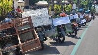 Pedagang-sayur-trenggalek-demo-Jalan-rusak