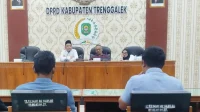 suasana-dprd-trenggalek-menerima-hearing-dari-famtb-yang-meminta-jalan-ngares-bendungan-segera-di-diperbaiki-r3iBM